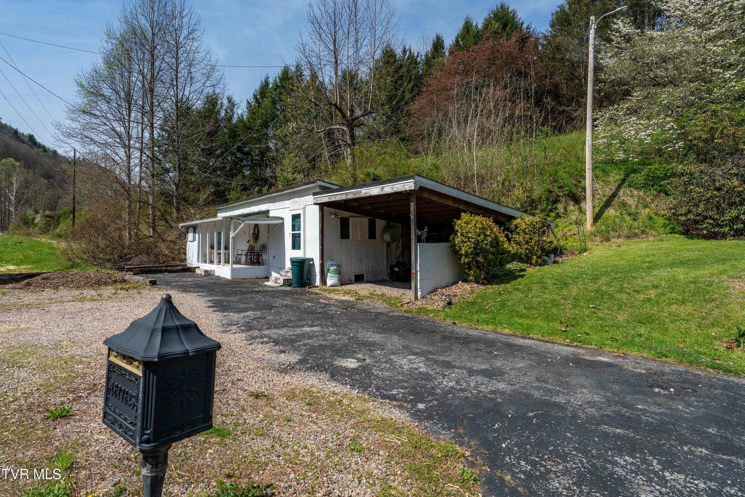 6646 Roan Creek Road Butler, TN 37640 - Photo 3 of 80 6646 Roan Creek Rd (3 of 81)