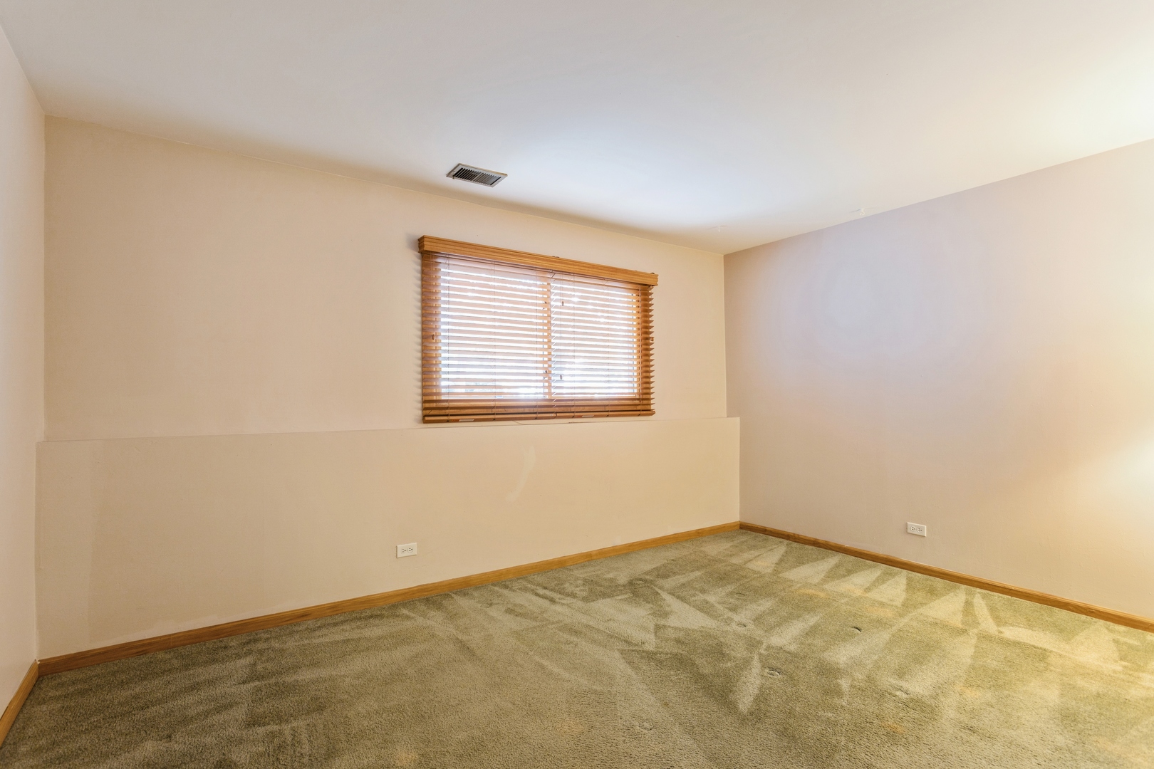 628 West Briarcliff Road Bolingbrook, IL 60440 - Photo 23 of 31 an empty room with a window