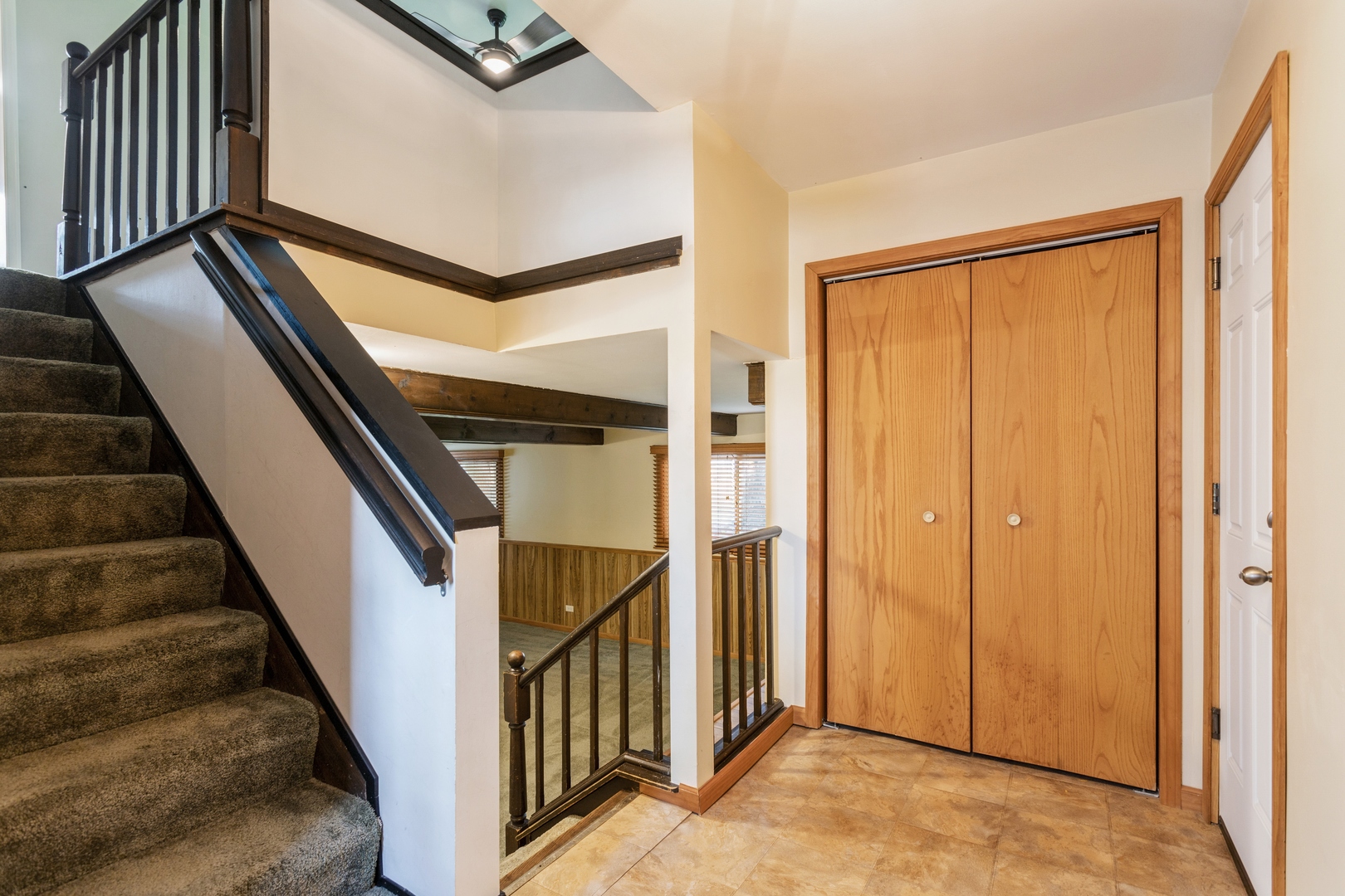 628 West Briarcliff Road Bolingbrook, IL 60440 - Photo 3 of 31 a view of an entryway
