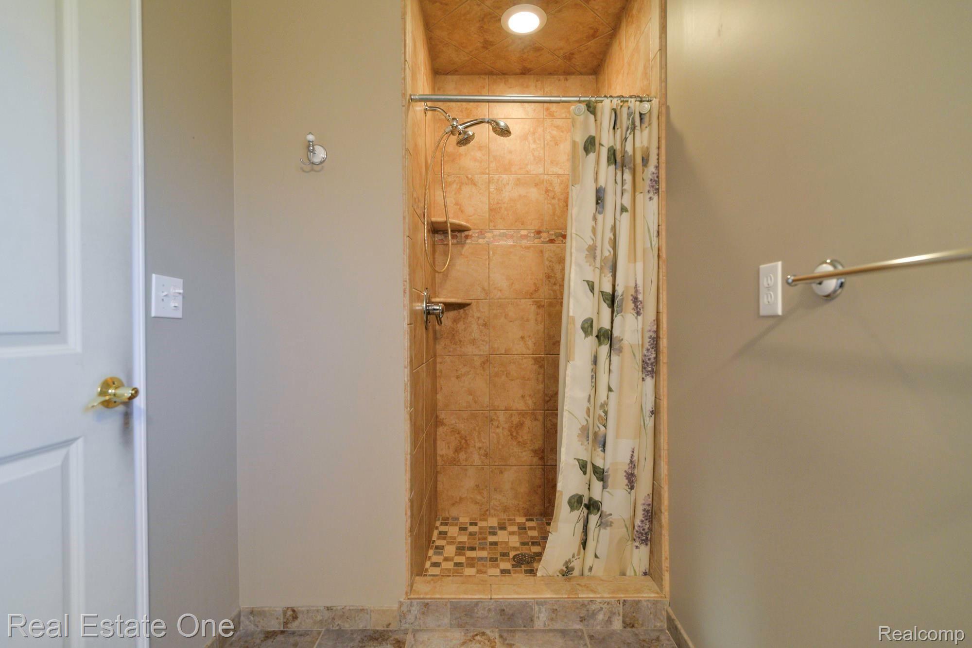 6441 Winans Lake Road Brighton, MI 48116 - Photo 29 of 45 Upper Level Full Bath