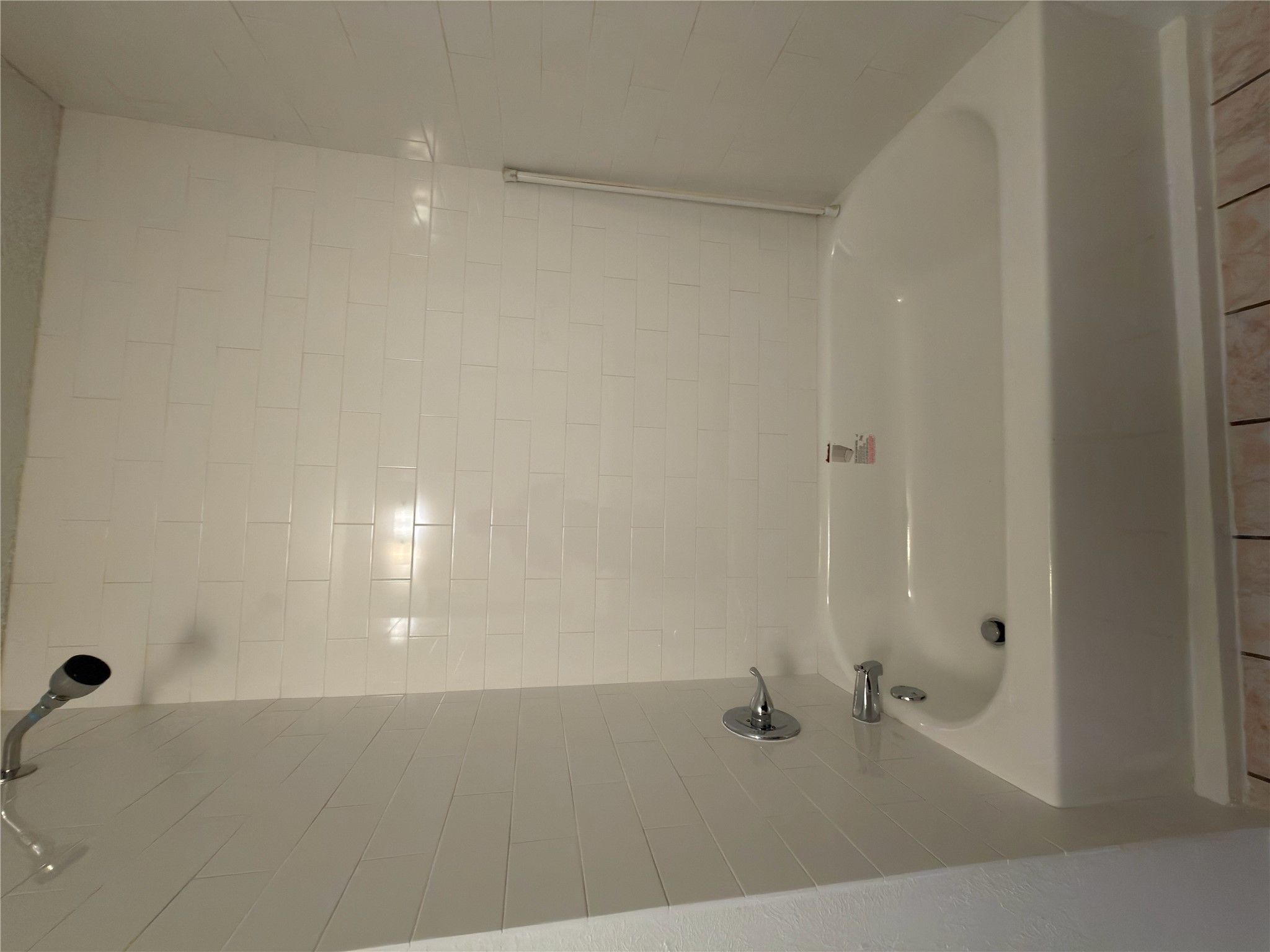 5601 Porsche Lane Austin, TX 78749 - Photo 12 of 38 a bathroom with a tub