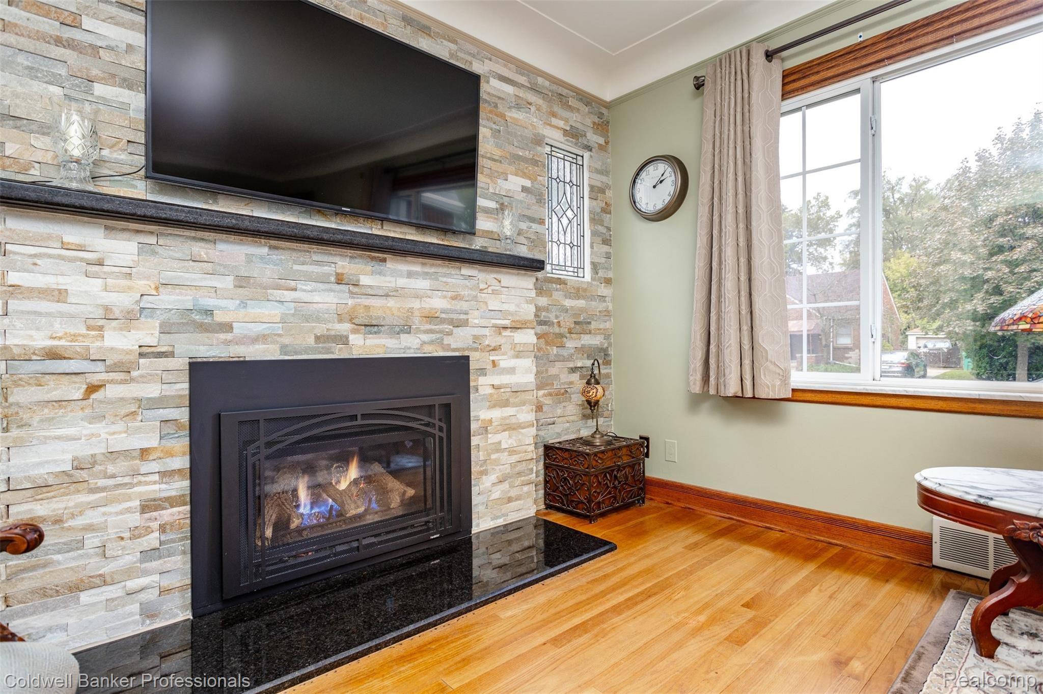 15074 Charles R Avenue Eastpointe, MI 48021 - Photo 9 of 55 15074 Charles R S016.jpg