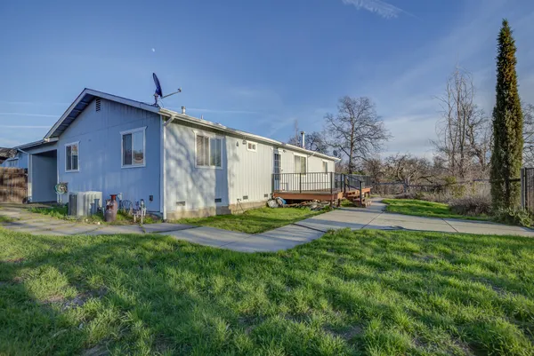a view of a house with backyard and porch