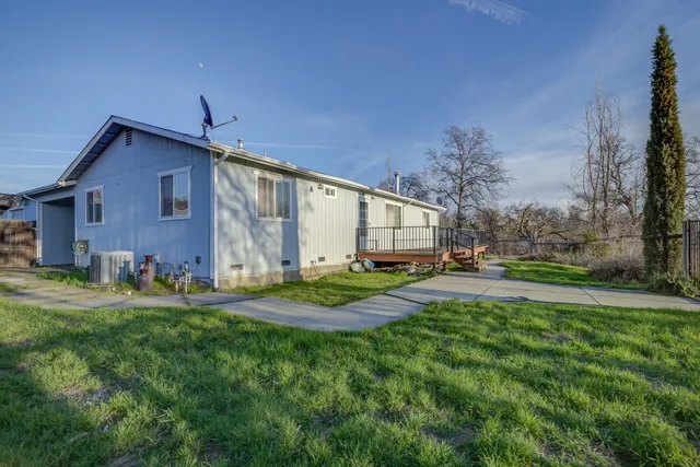 a view of a house with backyard and porch