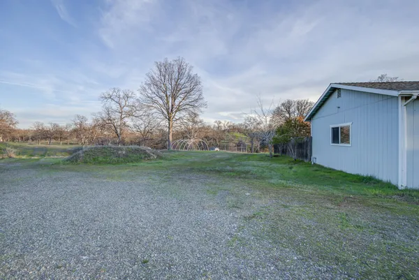 a view of a house with backyard