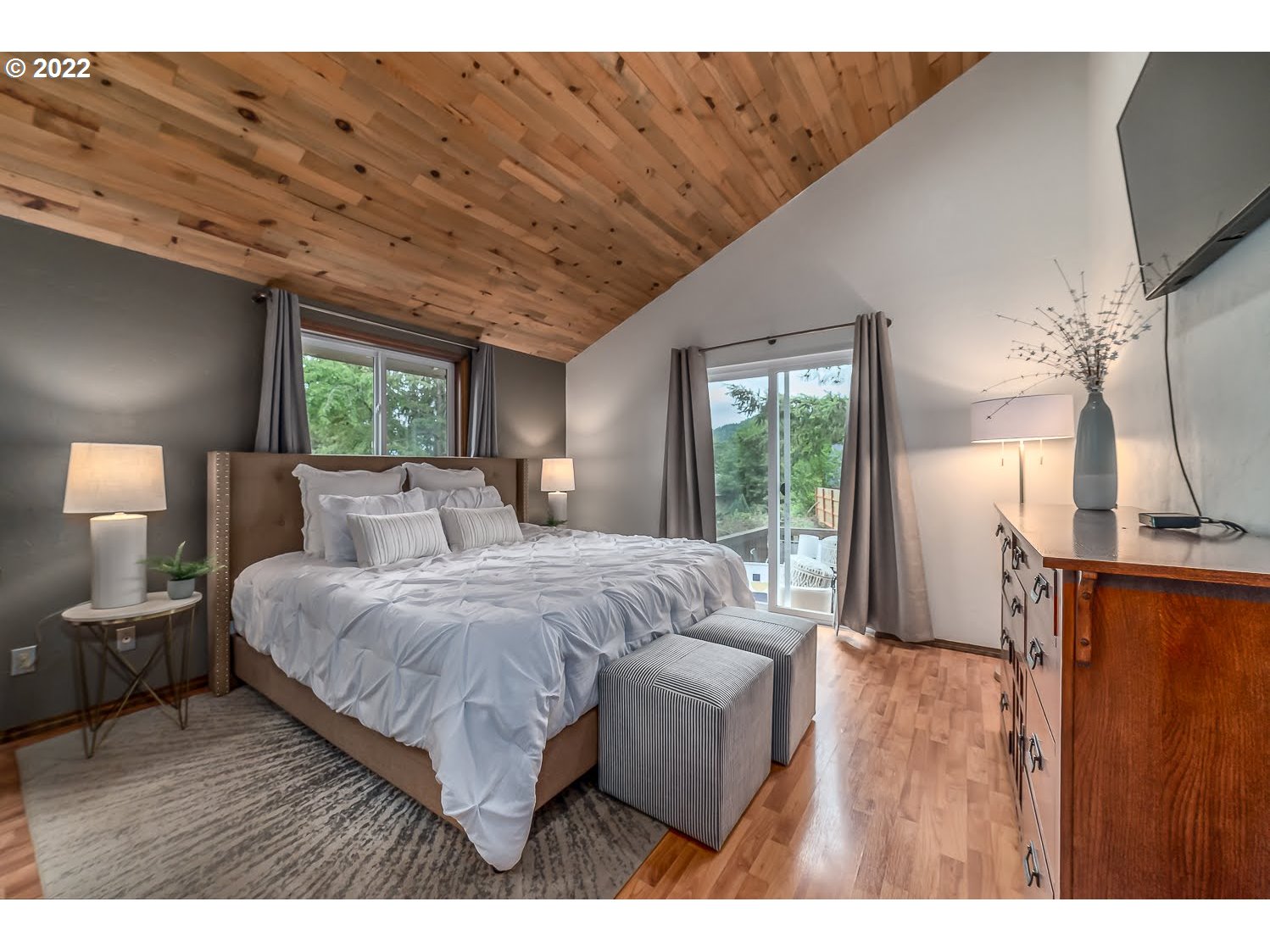 447 Cascade Drive Springfield, OR 97478 - Photo 15 of 32 a bedroom with a large bed and a large window