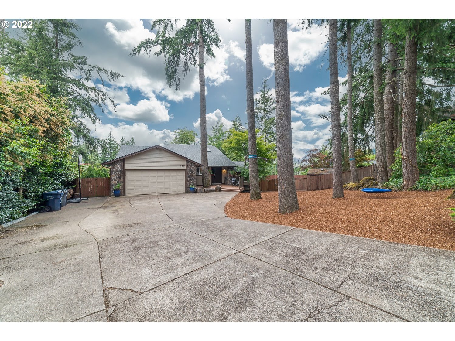 447 Cascade Drive Springfield, OR 97478 - Photo 2 of 32