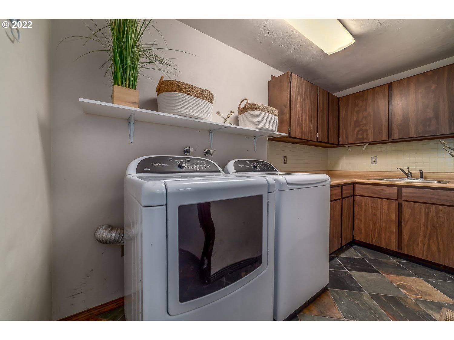 447 Cascade Drive Springfield, OR 97478 - Photo 22 of 32 a utility room with sink dryer and washer