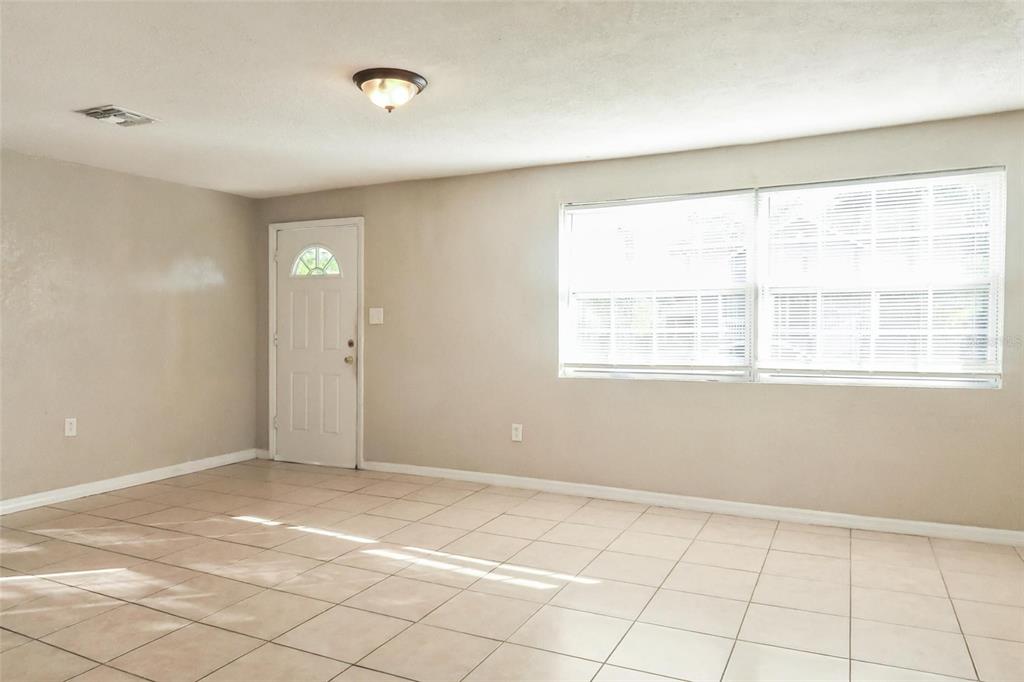 1105 West Nassau Street Tampa, FL 33607 - Photo 12 of 22 a view of an empty room with window