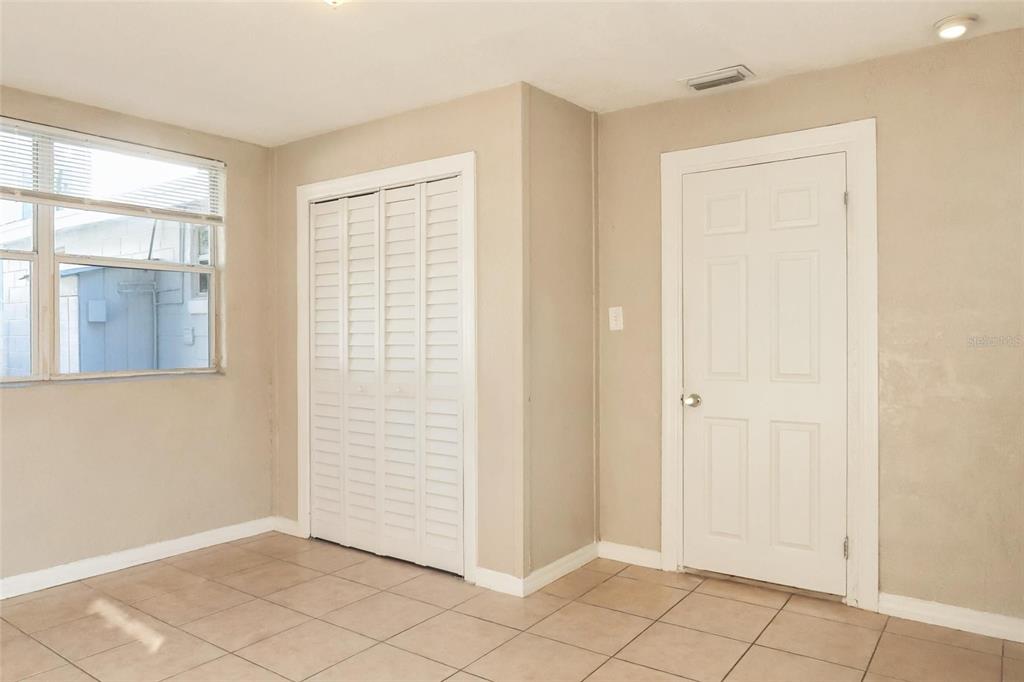 1105 West Nassau Street Tampa, FL 33607 - Photo 18 of 22 a view of an empty room with window