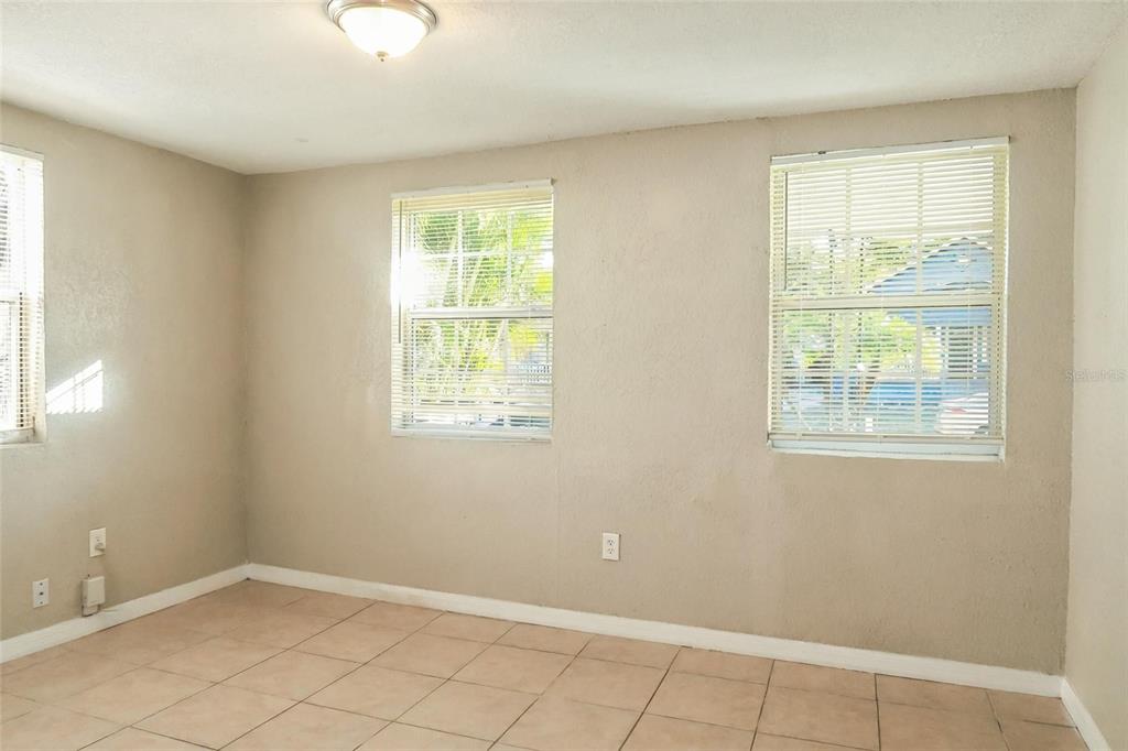 1105 West Nassau Street Tampa, FL 33607 - Photo 19 of 22 an empty room with windows