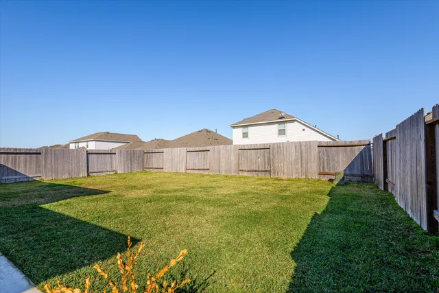 a view of an house with backyard and garden