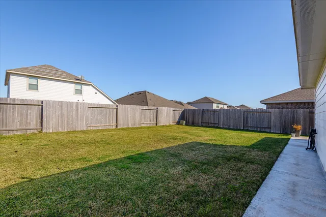 a view of a back yard