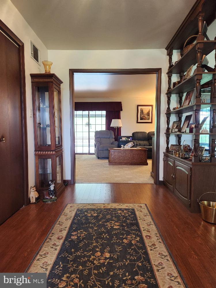 324 Miller Road Reading, PA 19608 - Photo 4 of 47 Spacious Entrance Foyer