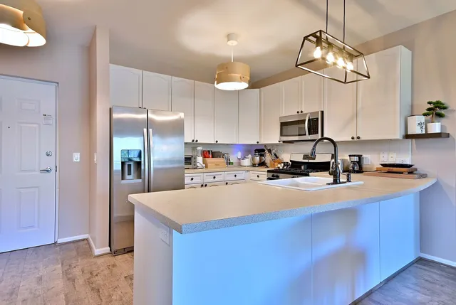 $515,000 | 145 South York Street, Unit 404, Elmhurst, IL 60126