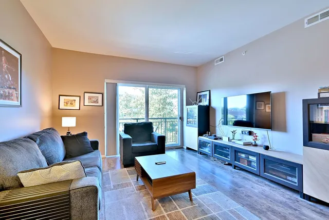 $515,000 | 145 South York Street, Unit 404, Elmhurst, IL 60126