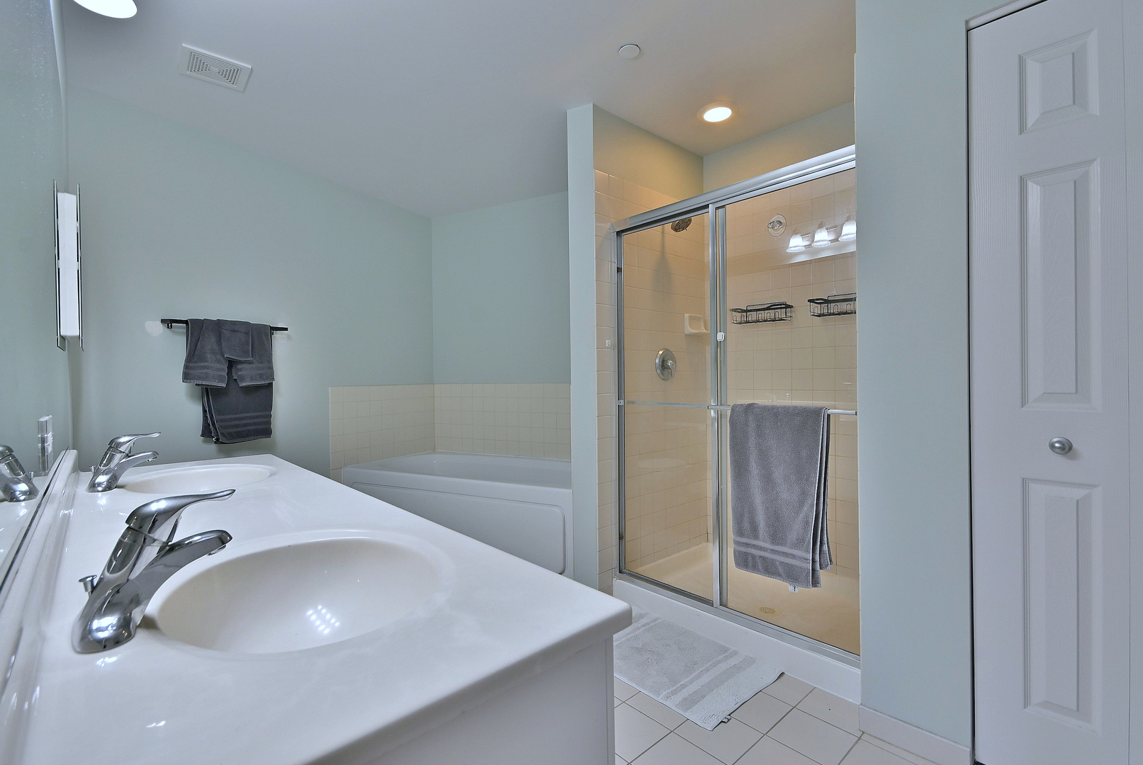 145 South York Street, Unit 404 Elmhurst, IL 60126 - Photo 22 of 28 a bathroom with a sink a shower and a mirror