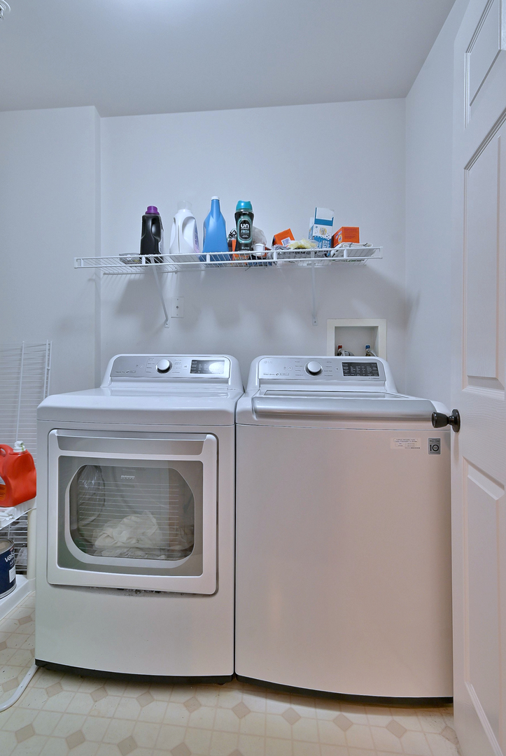145 South York Street, Unit 404 Elmhurst, IL 60126 - Photo 27 of 28 a utility room with dryer and washer