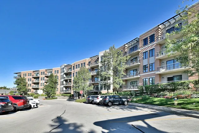 $515,000 | 145 South York Street, Unit 404, Elmhurst, IL 60126