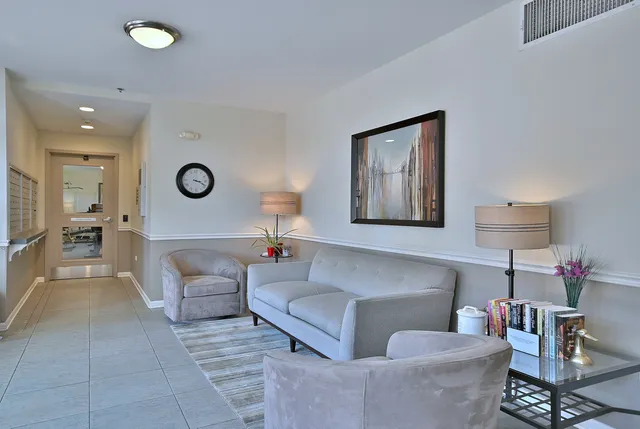 $515,000 | 145 South York Street, Unit 404, Elmhurst, IL 60126