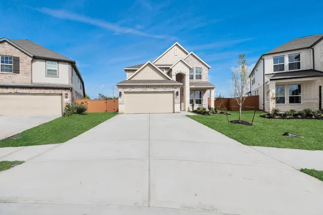 a view of house with a yard