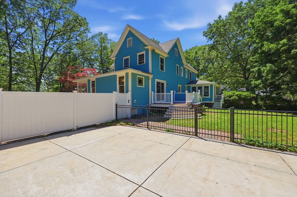 39 Beacon Street Amesbury, MA 01913 - Photo 5 of 41