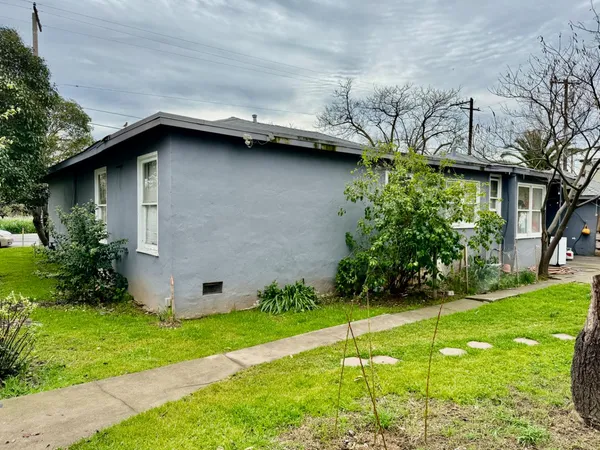 a view of a backyard