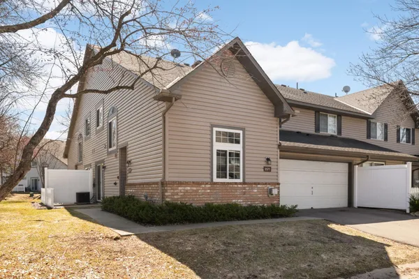 $292,500 | 2571 Bedford Court, Mendota Heights, MN 55120