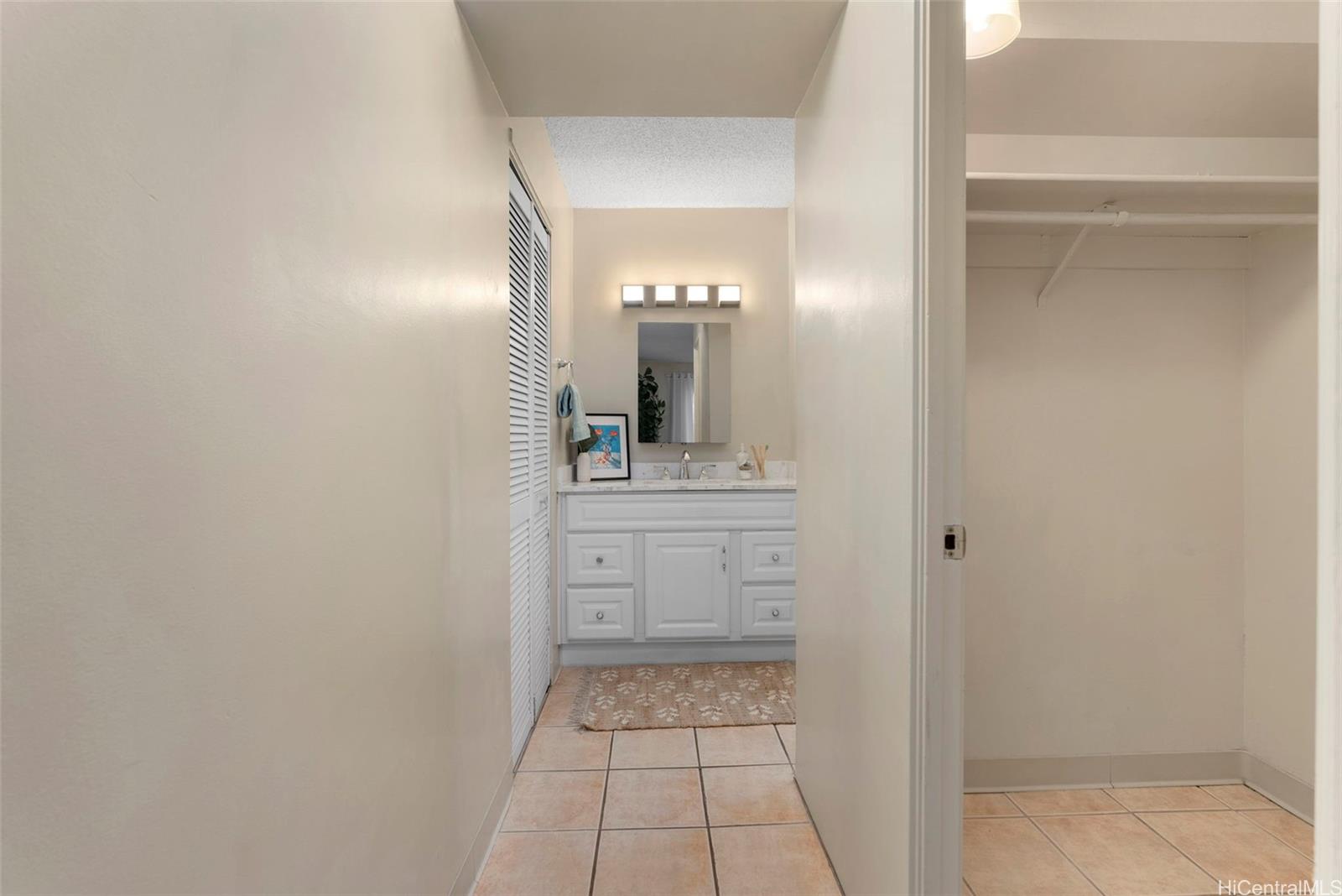 98-1038 Moanalua Road, Unit 1502 Aiea, HI 96701 - Photo 13 of 20 a bathroom with a sink and a mirror