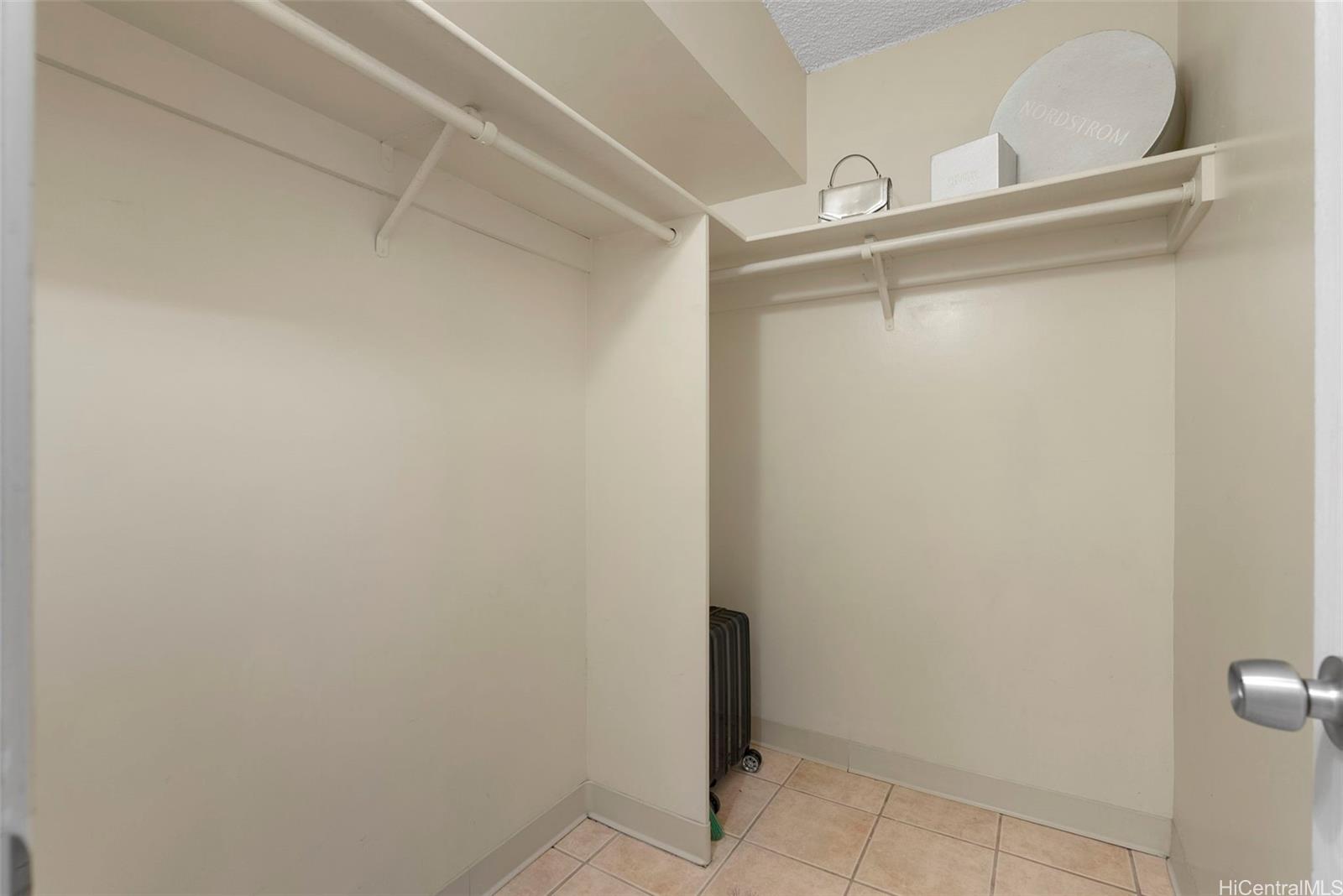 98-1038 Moanalua Road, Unit 1502 Aiea, HI 96701 - Photo 15 of 20 a close up of a shower