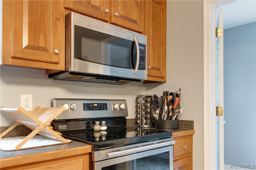 473 Winding Ridge Way Bumpass, VA 23024 - Photo 8 of 25 a kitchen with a stove and a microwave