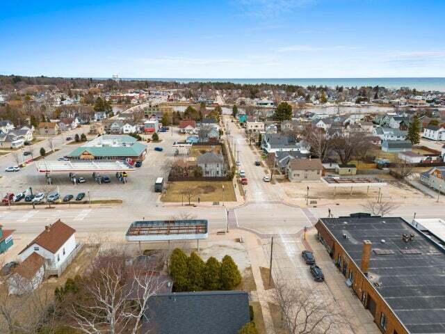 2023 Washington Street Two Rivers, WI 54241 - Photo 6 of 11 20250403164318199621000000-o