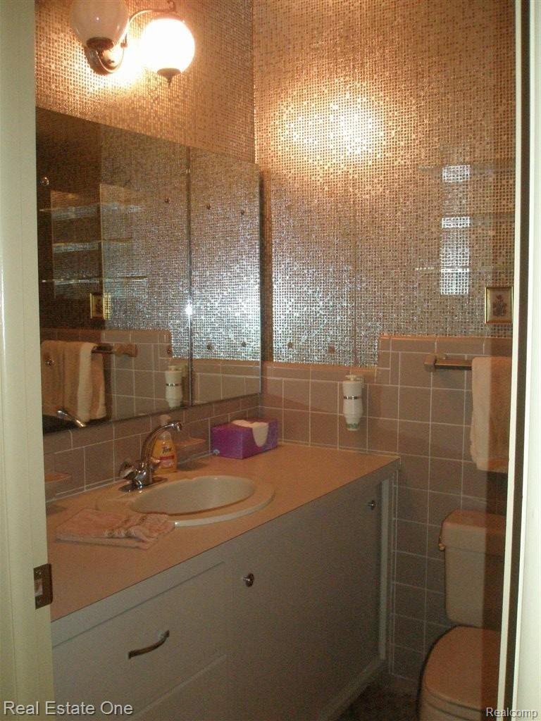 615 Red Oak Lane Rochester, MI 48307 - Photo 7 of 15 P6270276.JPG