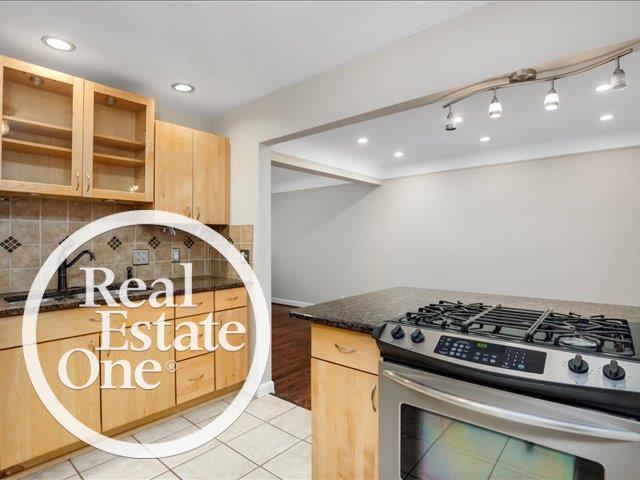 1200 Roslyn Road Grosse Pointe, MI 48236 - Photo 13 of 31 50139075-722E3195-7066-4C0B-AD1B-A324A0EF5F0D.JPG