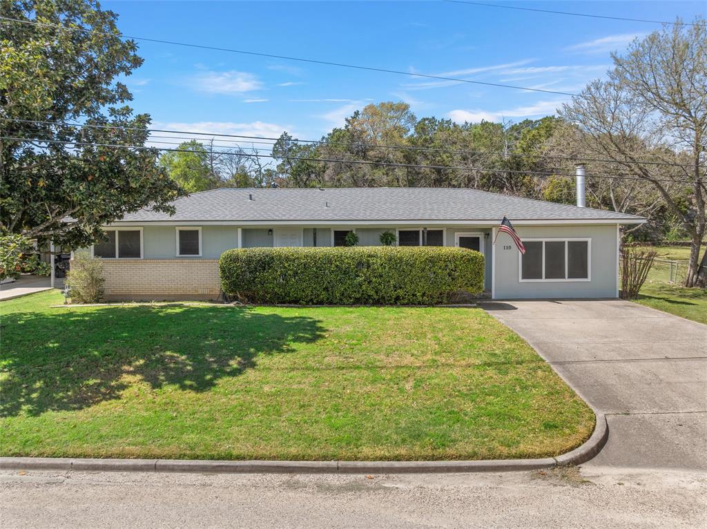 a view of a house with a backyard