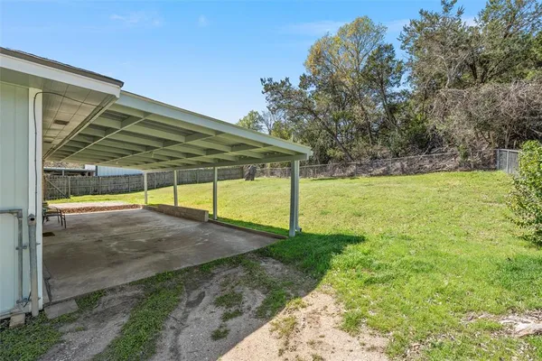 a view of a backyard