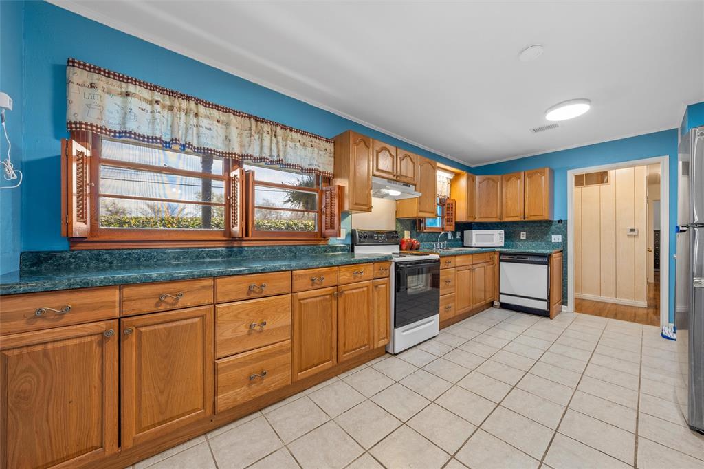 110 Butler Drive Valley Mills, TX 76689 - Photo 6 of 26 a kitchen with stainless steel appliances granite countertop a stove a sink and a refrigerator