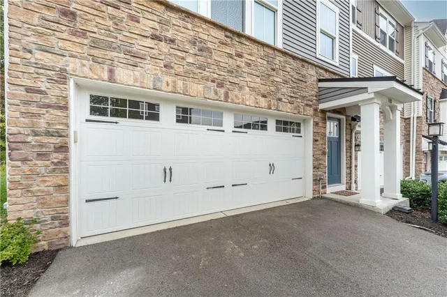 a view of a house with backyard and garden