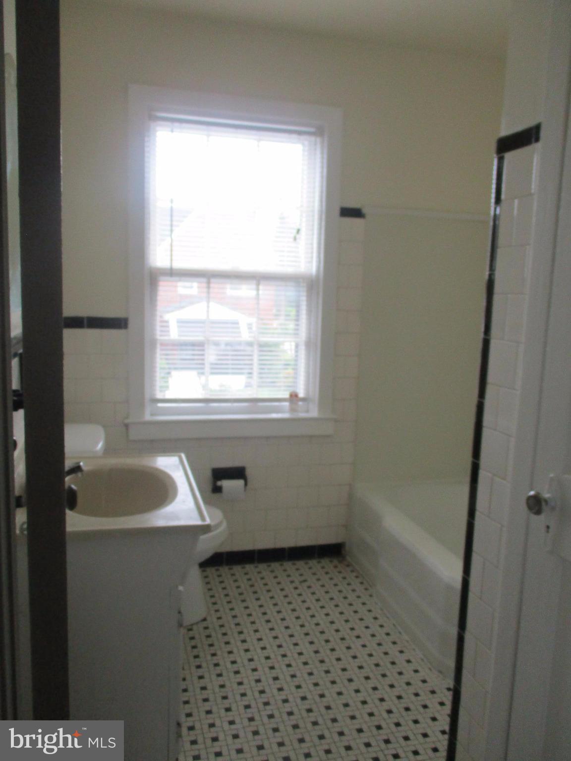 3902 Annellen Road Baltimore, MD 21215 - Photo 10 of 16 Bath