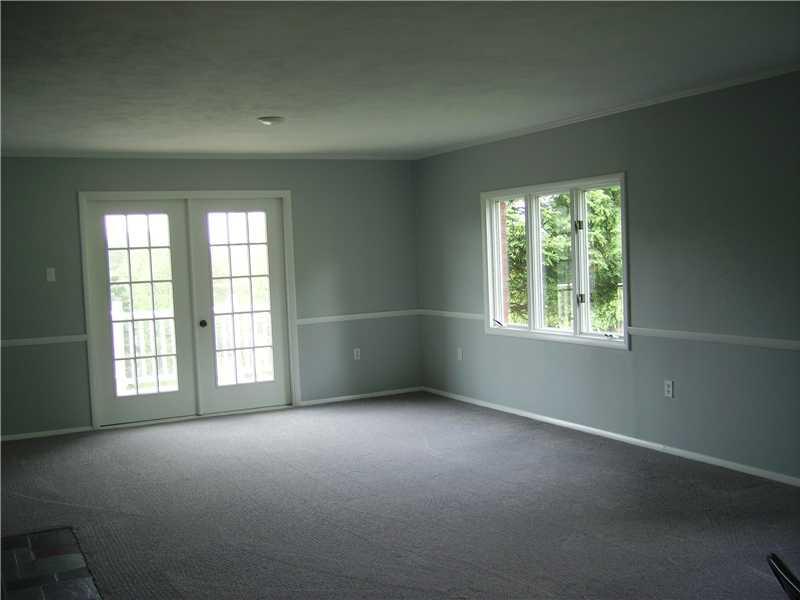 1047 Temple Road Aliquippa, PA 15001 - Photo 4 of 22 Living Room.