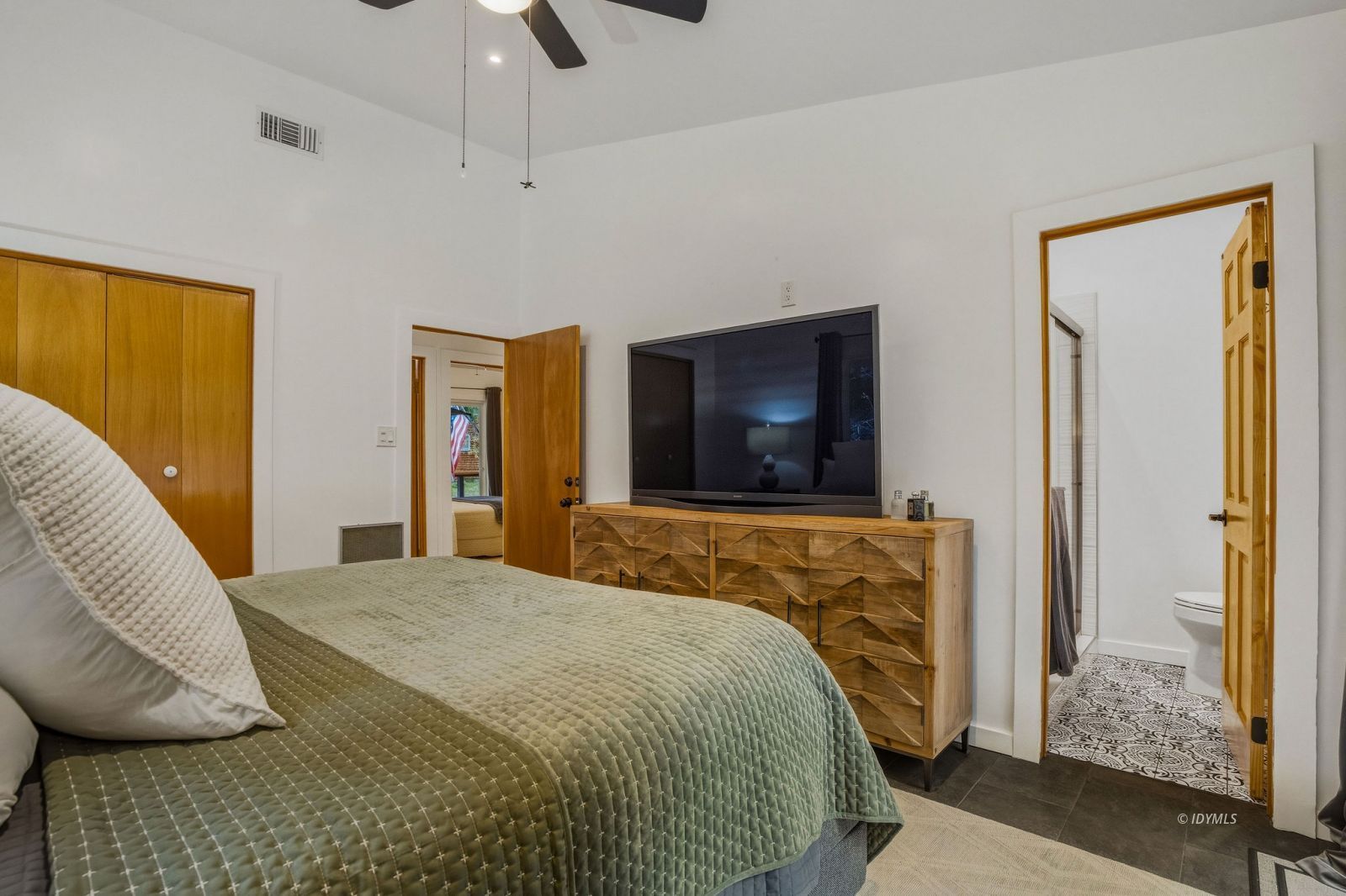 25106 Rim Rock Road Idyllwild, CA 92549 - Photo 29 of 71 a bedroom with a bed and a flat screen tv