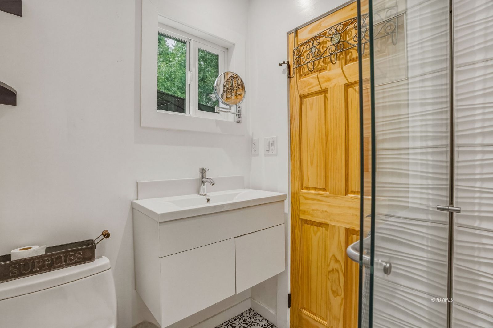 25106 Rim Rock Road Idyllwild, CA 92549 - Photo 31 of 71 a utility room with a window