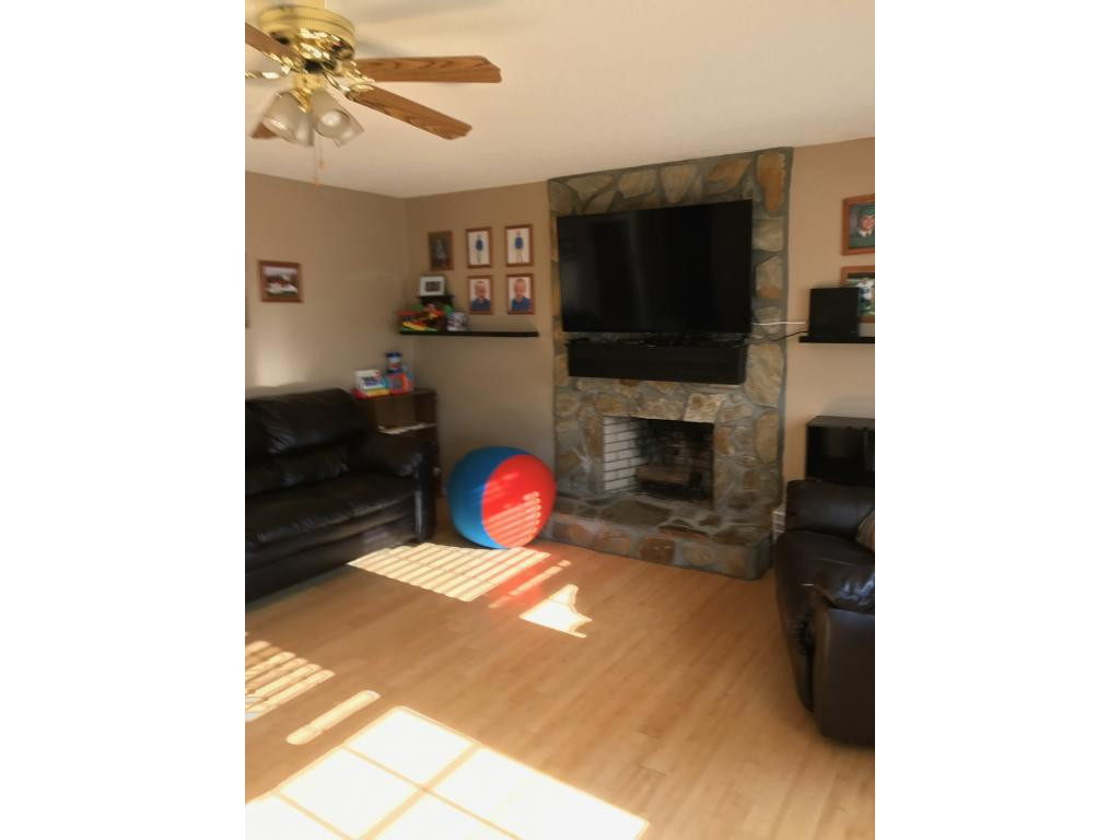 5675 Jones Bridge Road Greeneville, TN 37743 - Photo 3 of 14 Living Room