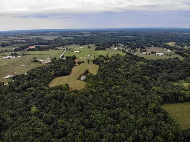 $348,000 | 887 Southeast 771st Road, Windsor, MO 65360