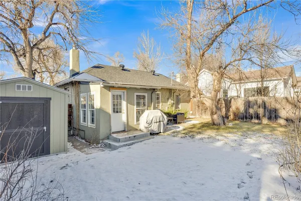 a view of a house with backyard