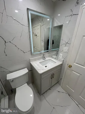 a close up view of a washer and dryer