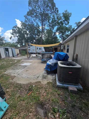 a view of back yard of the house