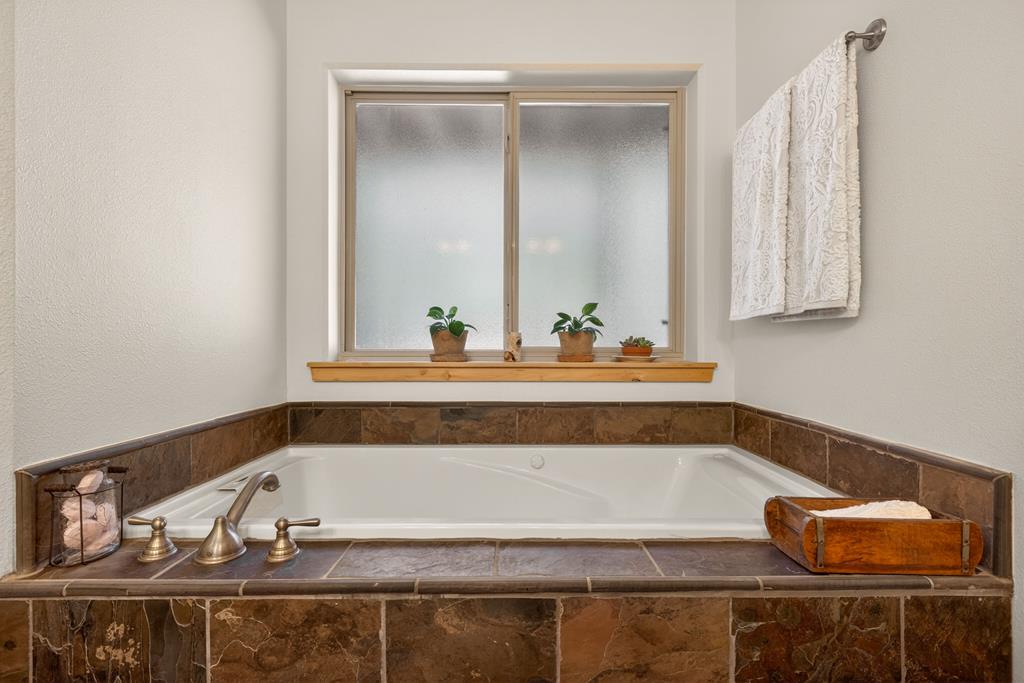 31 Eagle Trail Cascade, ID 83611 - Photo 18 of 50 Soaking Tub