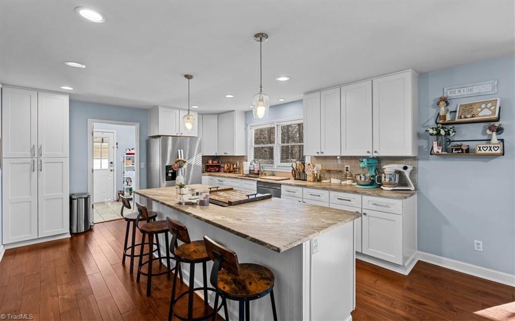 613 Dorado Circle High Point, NC 27265 - Photo 17 of 50 Kitchen with large island