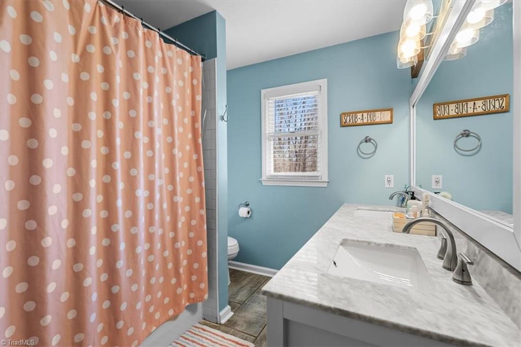 613 Dorado Circle High Point, NC 27265 - Photo 36 of 50 Upstairs hall bathroom